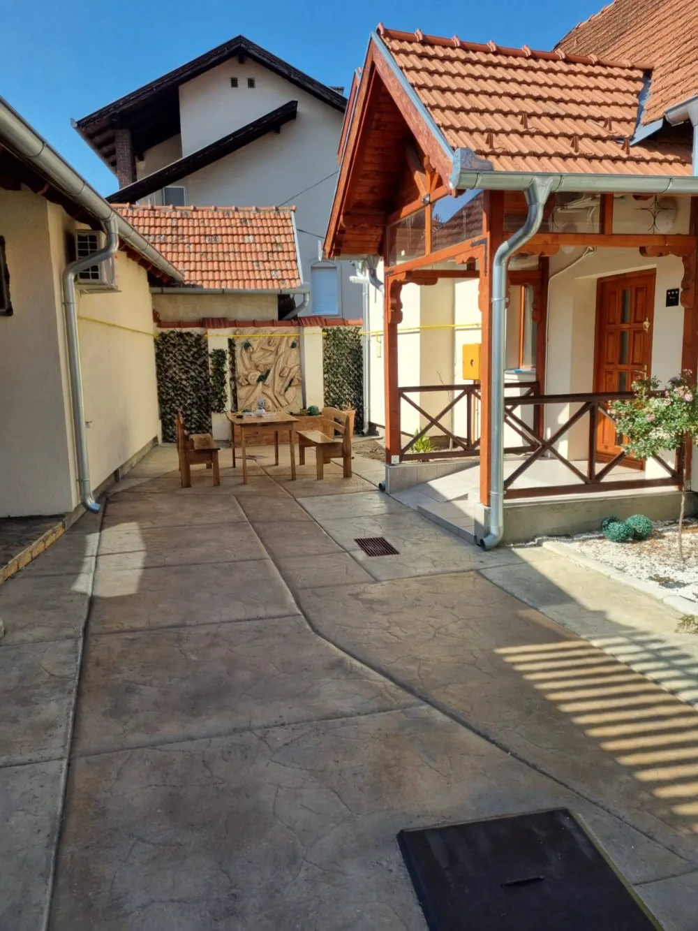 Dvorište i terasa, Zlatna vila Kanjiža